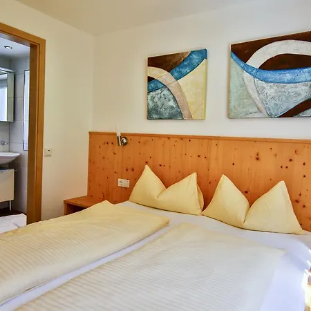 Alpenhaus Montafon By Pferd Auf Wolke غارغيلين